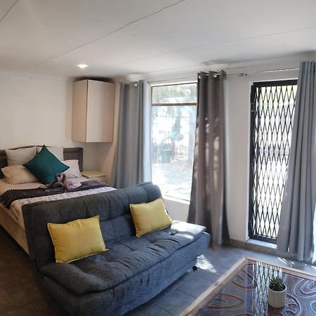 Atterbury Self Catering Studios Pretoria Bagian luar foto
