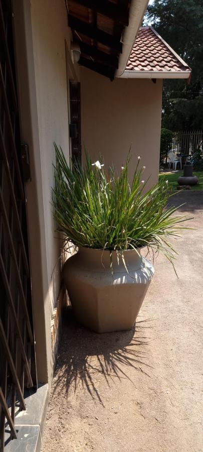 Atterbury Self Catering Studios Pretoria Bagian luar foto