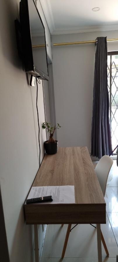 Atterbury Self Catering Studios Pretoria Bagian luar foto