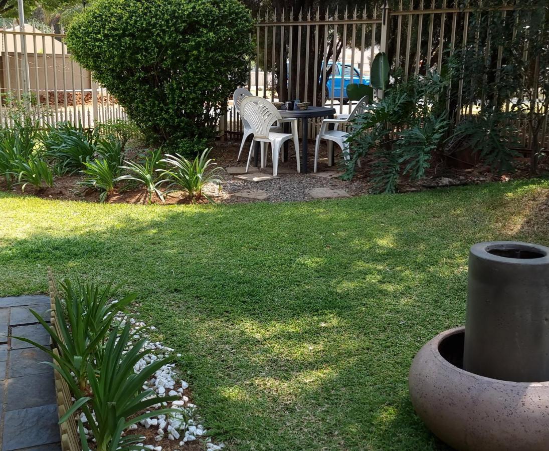 Atterbury Self Catering Studios Pretoria Bagian luar foto