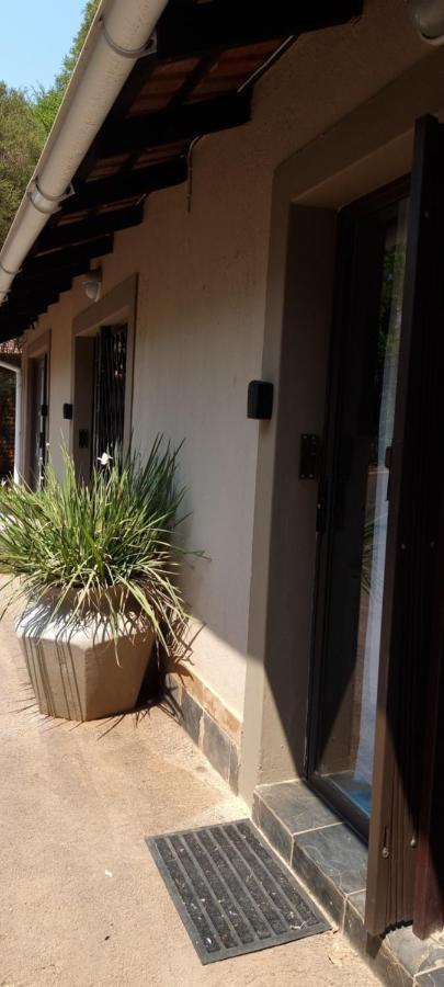 Atterbury Self Catering Studios Pretoria Bagian luar foto