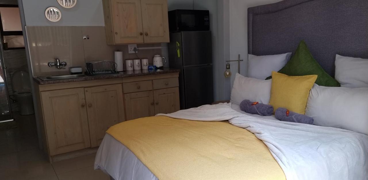 Atterbury Self Catering Studios Pretoria Bagian luar foto