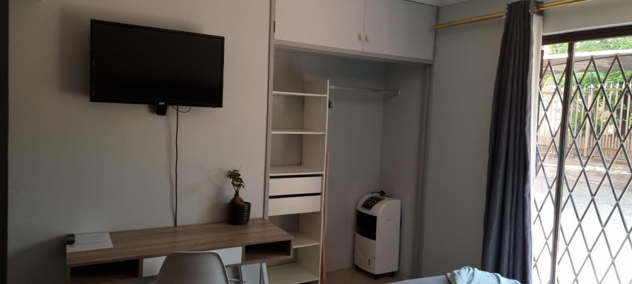 Atterbury Self Catering Studios Pretoria Bagian luar foto