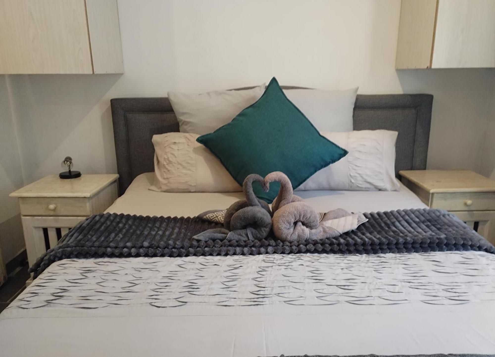 Atterbury Self Catering Studios Pretoria Bagian luar foto