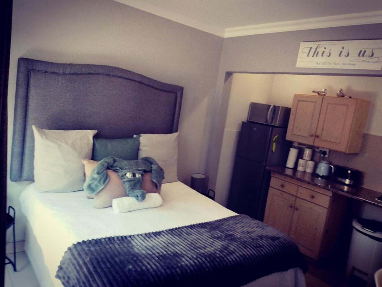Atterbury Self Catering Studios Pretoria Bagian luar foto